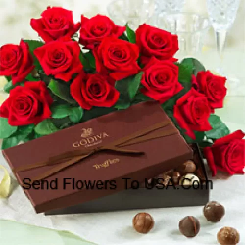 Un bellissimo mazzo di 12 rose rosse con fiori di stagione accompagnato da una scatola di cioccolatini importati