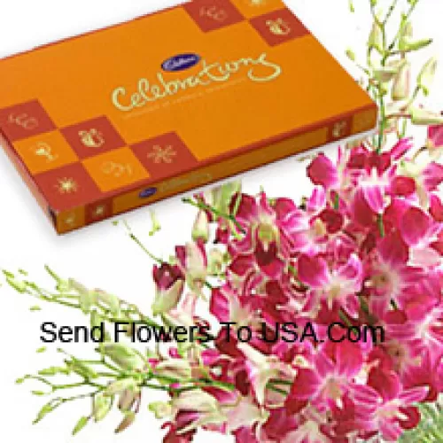 Un bellissimo mazzo di orchidee rosa insieme a una bellissima scatola di cioccolatini Cadbury