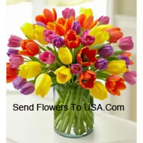 Bunt gemischte Tulpen in einer Glasvase - Bitte beachten Sie, dass im Falle der Nichtverfügbarkeit bestimmter saisonaler Blumen diese durch andere Blumen gleichen Wertes ersetzt werden.