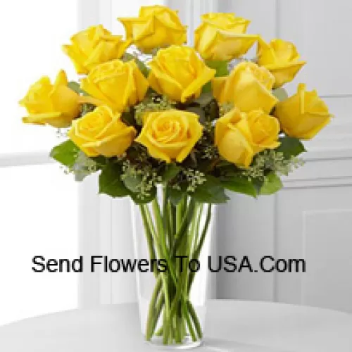 12 gelbe Rosen mit einigen Farnen in einer Glasvase