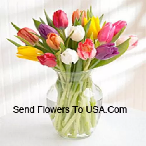 Tulipes de différentes couleurs dans un vase en verre - Veuillez noter que en cas de non disponibilité de certaines fleurs saisonnières, celles-ci seront remplacées par d'autres fleurs de même valeur