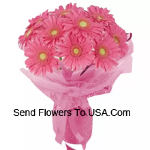 باقة جميلة تحتوي على 12 زهرة جربيرا وردية اللون مع ملء موسمي