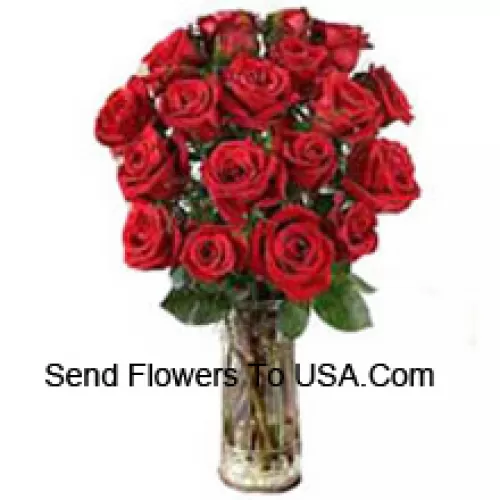 18 rote Rosen mit einigen Farnen in einer Vase