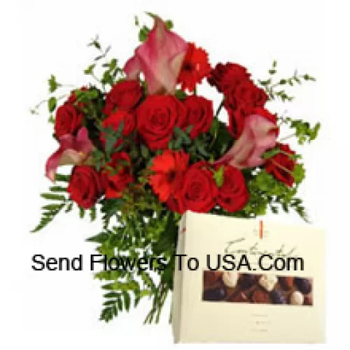Rote Gerberas und rote Rosen in einer Vase zusammen mit einer Schachtel Schokolade