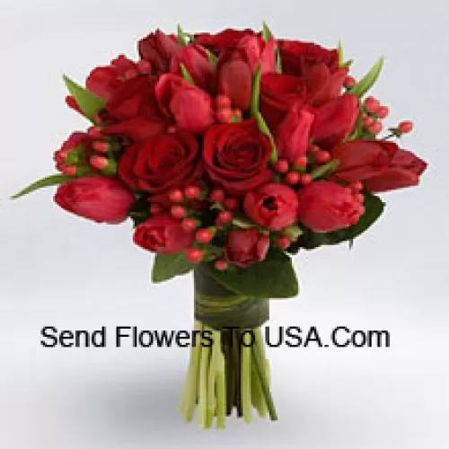 Strauß aus roten Rosen und roten Tulpen mit roten saisonalen Füllstoffen.