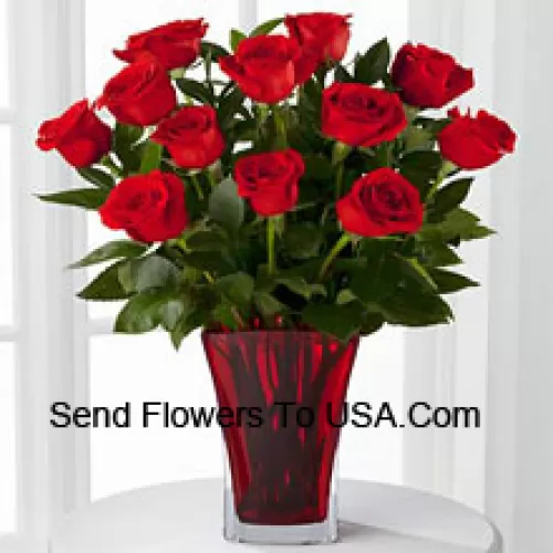 12 Rote Rosen mit etwas Farn in einer Vase